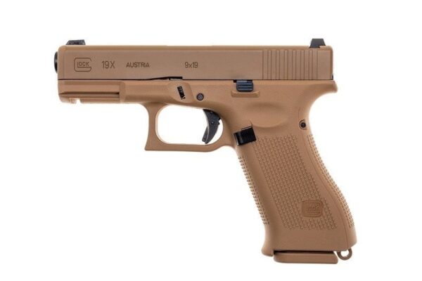 Страйкбольний пістолет на Green Gas Glock 19X із магазином у комплекті – вид збоку