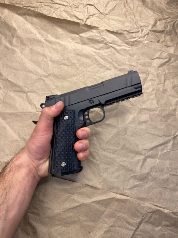 Пістолет Colt Force Rail PRO у руці – демонстрація реалістичного розміру