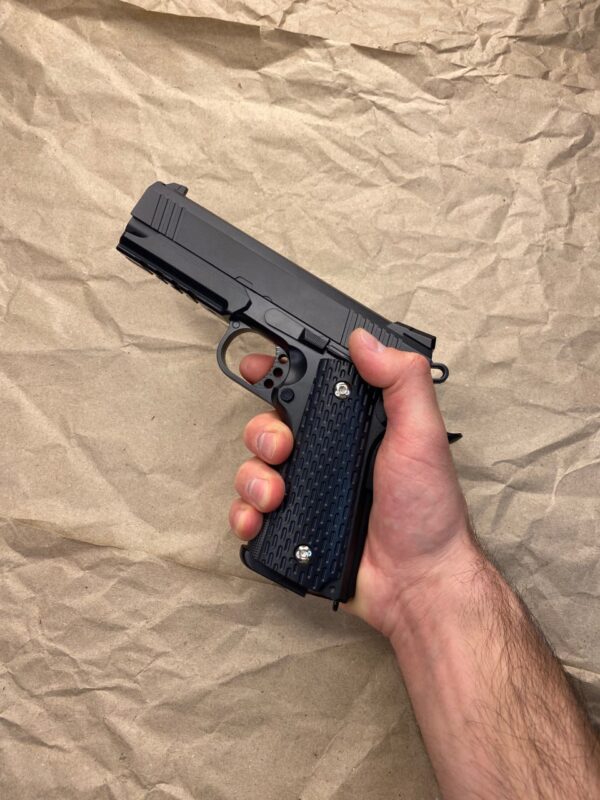 Пістолет Colt Force Rail PRO у руці – демонстрація реалістичного розміру