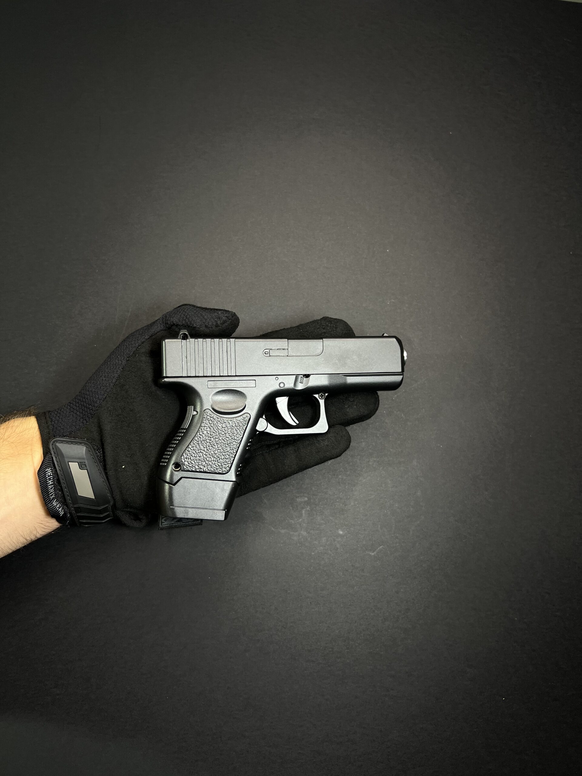 Репліка Glock G16 у руці компактний розмір