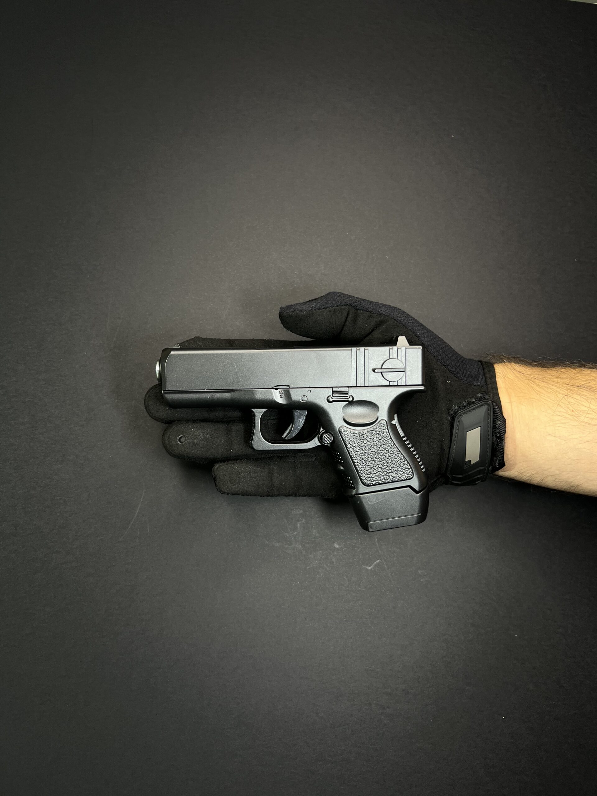 Репліка Glock G16 у руці компактний розмір