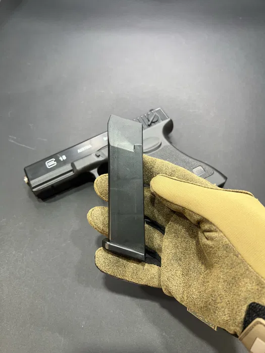 Іграшковий пістолет Glock 17 G18 з маркуванням +500 куль — black, 6 мм, пружинний - Зображення 4