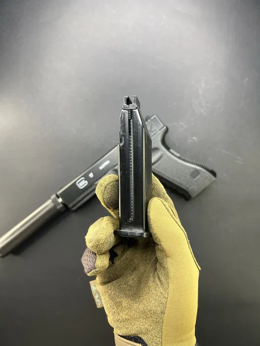 Іграшковий металевий пістолет з глушником Glock 17 C15A+ на кульках 6 мм - Зображення 3